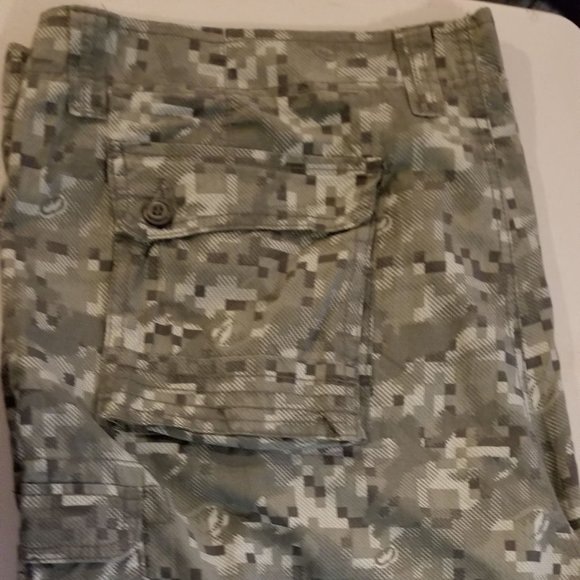 Ecko Men's Digital Camo Cargo Shorts - 42W - New - Picture 1 of 3